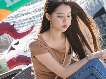 网络美女Sia不吃鱼牛仔裤女孩主题户外短T配牛仔长裤露超薄肉丝秀美腿玉足性感写真140P