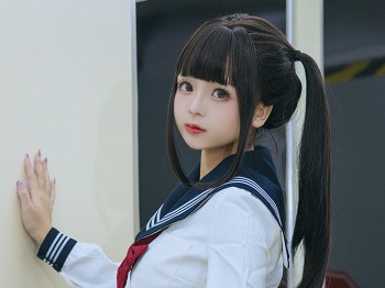 Cosplay美女日奈娇列车JK主题列车上性感JK制服露白色蕾丝内衣秀丰腴身姿诱惑写真83P