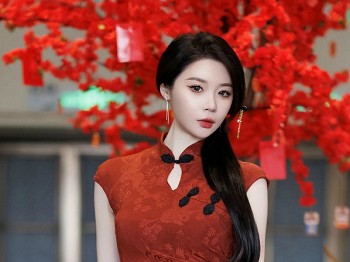 XiuRen第9812期_模特梦心玥性感红色旗袍服饰露红色内衣秀高挑曼妙身姿诱惑写真91P