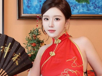 XiuRen第9834期_模特小薯条nienie性感红色旗袍配红丝吊袜秀曼妙身姿诱惑写真131P