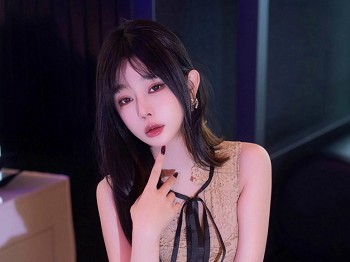 [HuaYang花漾]Vol.632_女神王雨纯浅色连衣短裙露蕾丝内衣配肉丝袜秀丰腴身材诱惑写真82P