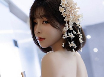 XiuRen第10048期_女神徐莉芝Booty性感白色上衣配黑色短裙秀曼妙身姿诱惑写真82P