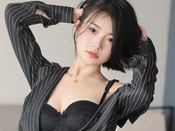 XiuRen第10076期_模特汐子性感黑色OL服饰配超薄黑丝半脱秀翘臀美腿诱惑写真79P