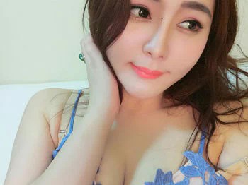 微博红人施娅娅性感美胸自拍靓丽迷人写真95P