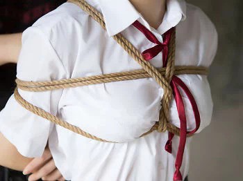嫩模k8傲娇萌萌Vivian早期学生装野外捆绑大尺度露豪乳诱惑写真42P