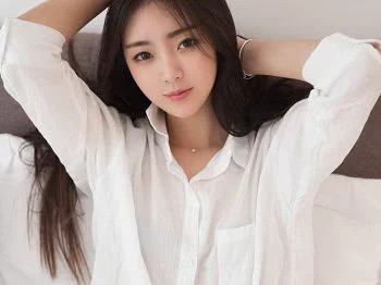 [HuaYang花漾]Vol.027_嫩模可乐Vicky泰国旅拍居家床上性感白衬衣迷人写真30P