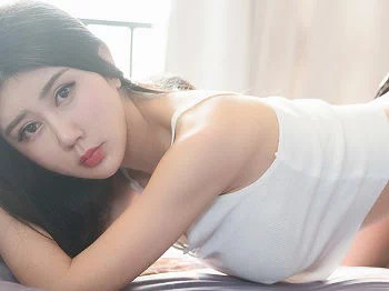 [HuaYang花漾]Vol.032_嫩模晓晓Sal白色抹胸内衣配黑色蕾丝内裤完美诱惑写真40P