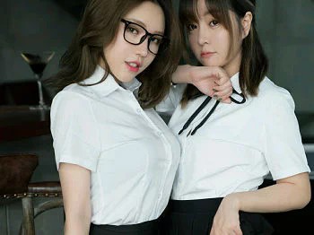 [HuaYang花漾]Vol.048_嫩模黄乐然调教王语纯性感黑短裙配肉丝裤袜撩人诱惑写真40P